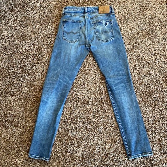 29x32 Slim American Eagle distressed light wash - Picture 2 of 7